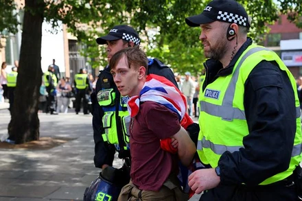 Một người biểu tình chống nhập cư bị cảnh sát bắt giữ ở Newcastle, Anh, ngày 10/8/2024. (Ảnh: Reuters) 