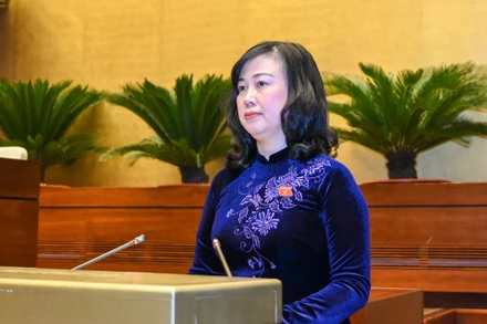 Bộ trưởng Y tế Đào Hồng Lan trình bày Báo cáo đánh giá việc thực hiện quy định tại Nghị quyết số 30/2021/QH15 của Quốc hội về các chính sách phòng, chống dịch bệnh Covid-19. (Ảnh: DUY LINH)