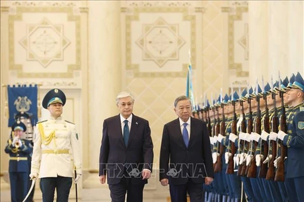 Tổng Bí thư Tô Lâm và Tổng thống Kazakhstan Kassym-Jomart Tokayev duyệt Đội danh dự tại Lễ đón. (Ảnh: TTXVN)