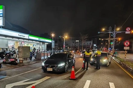 Cảnh sát thành phố Đào Viên lập trạm kiểm soát trên đường phố. (Ảnh minh họa: Sở cảnh sát thành phố Đào Viên) 