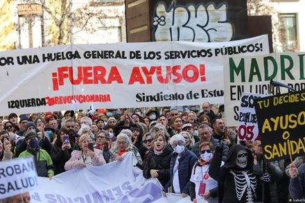 Người biểu tình đổ lỗi cho chính quyền khu vực về những thất bại của y tế công cộng. (Nguồn: DW)