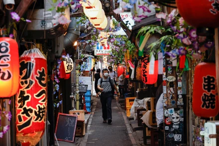 Người dân đeo khẩu trang phòng dịch Covid-19 tại Tokyo, Nhật Bản. (Ảnh: Reuters)