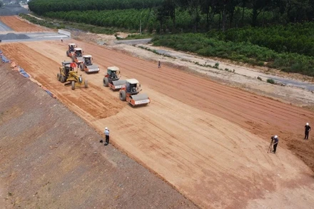Các chính sách mới được quy định trong Luật Đầu tư công (sửa đổi) sẽ phát huy hiệu quả trong việc đẩy nhanh tiến độ xây dựng, phê duyệt và triển khai kế hoạch đầu tư công trung hạn giai đoạn 2026-2030. (Ảnh minh họa: TTXVN)