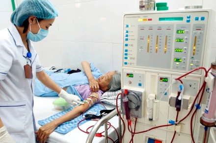 Chăm sóc, điều trị cho bệnh nhân bảo hiểm y tế. (Ảnh: TTXVN)