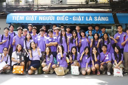 Đội ngũ các thành viên của Giặt là Sáng. 