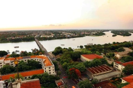 Một góc thành phố Huế nhìn từ cầu Trường Tiền về phía Cồn Hến. (Ảnh: TTXVN) 