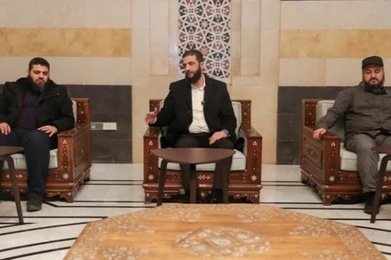 Nhà lãnh đạo thực tế của Syria, ông Ahmad Al Sharaa (giữa) và Bộ trưởng Quốc phòng mới được bổ nhiệm của Chính phủ chuyển tiếp Syria Murhaf Abu Qasra (trái). (Ảnh: Reuters/TTXVN)