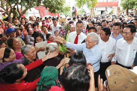 Tổng Bí thư Nguyễn Phú Trọng với nhân dân tại thôn Thượng Điện, xã Vinh Quang, huyện Vĩnh Bảo, thành phố Hải Phòng. (Ảnh: TTXVN)