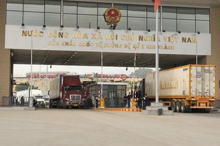 Hoạt động xuất nhập hàng hóa tại Cửa khẩu quốc tế đường bộ số 2 Kim Thành (Lào Cai). (Ảnh: THÀNH TÂM) 
