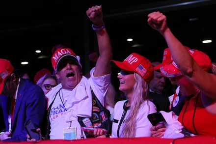 Người ủng hộ ông Donald Trump ăn mừng tại địa điểm diễn ra cuộc mít-tinh Đêm bầu cử ở Trung tâm hội nghị Palm Beach, Florida. (Ảnh: Reuters)