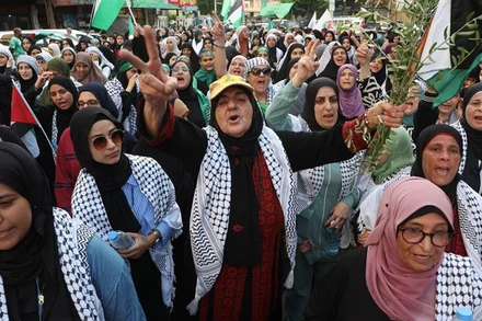 Người tham gia biểu tình lên án vụ ám sát thủ lĩnh Hamas Ismail Haniyeh tại Sidon, Liban, ngày 5/8/2024. (Ảnh: Reuters)