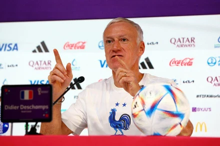 Huấn luyện viên Didier Deschamps dặn dò các học trò không nên chỉ tập trung vào duy nhất tiền đạo Lewandowski bên phía Ba Lan. (Ảnh: Reuters)