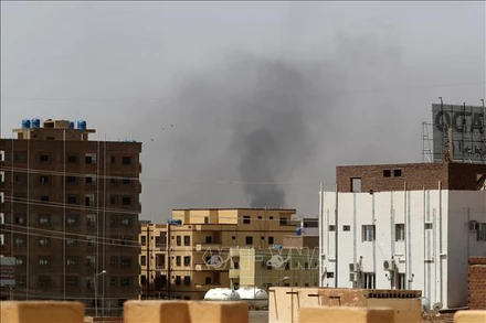 Khói bốc lên từ các tòa nhà sau các cuộc giao tranh ở Khartoum, Sudan, ngày 15/4/2023. (Ảnh: AFP/TTXVN)