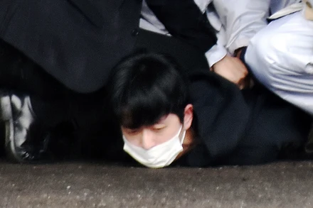 Nghi phạm bị cảnh sát bắt giữ tại hiện trường. (Ảnh: ASAHI)