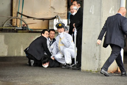 Cảnh sát khống chế nghi phạm gây ra vụ nổ tại cảng cá Saikazaki. (Ảnh: Asahi)