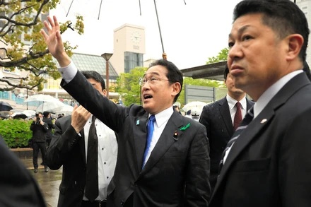 Thủ tướng Fumio Kishida vẫy tay chào cử tri tại thành phố Urayasu, tỉnh Chiba, chiều 15/4/2023, vài giờ sau khi xảy ra vụ nổ ở Wakayama. (Ảnh: Asahi)