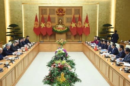 Thủ tướng Phạm Minh Chính hội đàm với Thủ tướng Kyrgyzstan Adylbek Kasimalyev. (Ảnh: TRẦN HẢI)