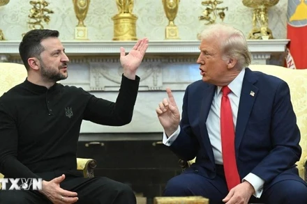 Tổng thống Mỹ Donald Trump (phải) hội đàm với Tổng thống Ukraine Volodymyr Zelensky tại Nhà trắng, ngày 28/2/2025. (Ảnh: AP/TTXVN) 