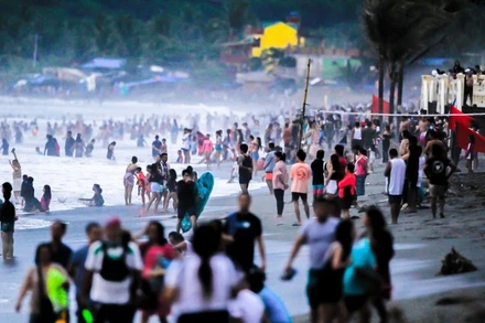 Khách du lịch trên bãi biển ở tỉnh Aurora, Philippines. (Ảnh: Xinhua) 