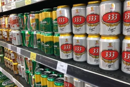 Các hiệp hội, doanh nghiệp kiến nghị có lộ trình phù hợp trong việc áp thuế tiêu thụ đặc biệt đối với rượu, bia, nước giải khát. (Ảnh minh họa: TTXVN) 