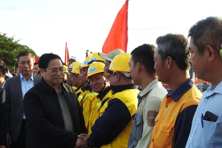 Thủ tướng Chính phủ Phạm Minh Chính cùng Đoàn công tác và lãnh đạo các Bộ, ngành Trung ương và tỉnh Ninh Thuận thăm hỏi đội ngũ kỹ sư, cán bộ, nhân viên thi công dự án.