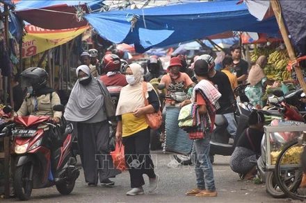 Người dân mua sắm tại một khu chợ ở Bekasi, Indonesia. (Ảnh: AFP/TTXVN)