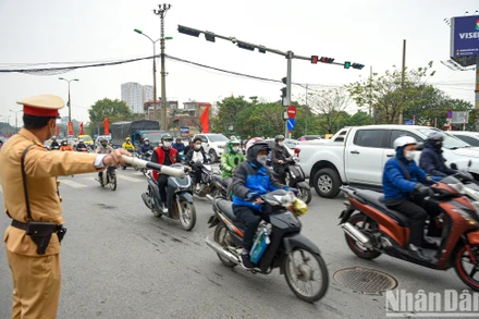 Lực lượng Công an phân luồng bảo đảm giao thông trước bến xe nước Ngầm, chiều 30/12/2022. (Ảnh: THÀNH ĐẠT) 