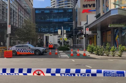 Xe cảnh sát bên ngoài trung tâm mua sắm Westfield Bondi Junction sau vụ đâm dao hôm thứ bảy, Sydney, Australia, ngày 14/4/2024. (Ảnh: Reuters) 