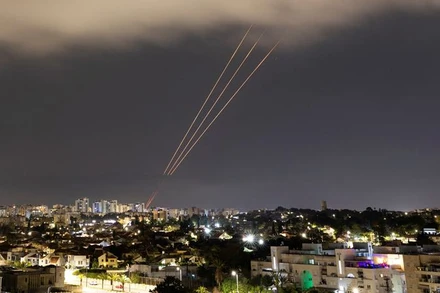 Hệ thống chống tên lửa của Israel kích hoạt phản ứng sau khi Iran phóng máy bay không người lái và tên lửa về phía Israel, nhìn từ Ashkelon, Israel, ngày 14/4/2024. (Ảnh: Reuters) 