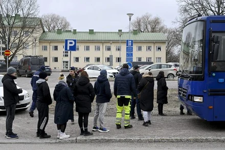 Cảnh sát trao đổi với thành viên gia đình các học sinh tại trường Viertola, ngày 2/4/2024. (Ảnh: Reuters) 