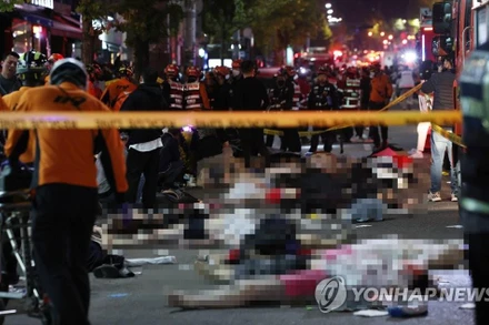 Hiện trường vụ giẫm đạp khiến hơn 100 người chết ở khu Itaewon, Seoul, Hàn Quốc, ngày 29/10/2022. Ảnh: Yonhap