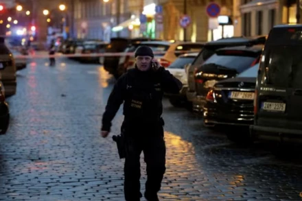 Một sĩ quan cảnh sát bảo vệ khu vực sau vụ xả súng tòa nhà của Đại học Charles ở Praha. (Ảnh: Reuters)