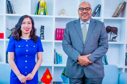 Thứ trưởng Ngoại giao Lê Thị Thu Hằng và Bộ trưởng Ngoại giao và Hợp tác Cộng hòa thống nhất Tanzania Mahmoud Thabit Kombo.