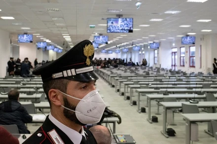 Cảnh binh Italia đứng gác tại một phòng xử án đặc biệt, ngày 13/1/2021. (Ảnh minh họa: CNA/AFP) 