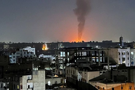 Khói bốc lên sau một cuộc không kích vào Sanaa, Yemen, ngày 25/2/2024. (Ahr: Reuters) 