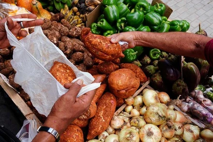 Người dân mua rau củ ở trung tâm thủ đô La Habana, Cuba, ngày 11/3/2024. (Ảnh minh họa: Reuters) 
