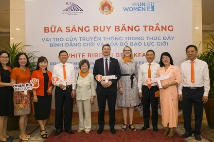 Các đại biểu tại chương trình cùng lan tỏa thông điệp thúc đẩy bình đẳng giới và xóa bỏ bạo lực giới. (Ảnh: UN Women) 