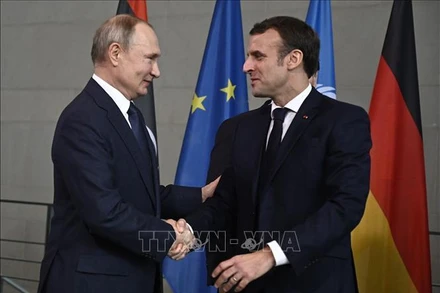 Tổng thống Pháp Emmanuel Macron (phải) và Tổng thống Nga Vladimir Putin trong cuộc gặp tại Berlin, Đức, ngày 19/1/2020. (Ảnh tư liệu: AFP/TTXVN) 