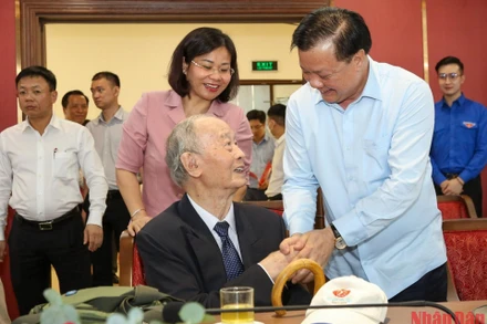 Bí thư Thành ủy Đinh Tiến Dũng thăm hỏi các đồng chí cán bộ lão thành cách mạng. (Ảnh: DUY LINH)