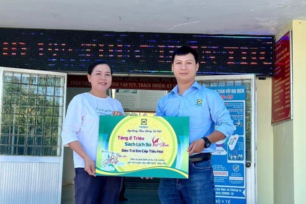 Cán bộ Công ty trách nhiệm hữu hạn Sản xuất và Thương mại Hoàng Long Vina tặng sách về lịch sử cho các địa phương vùng sâu, vùng xa.