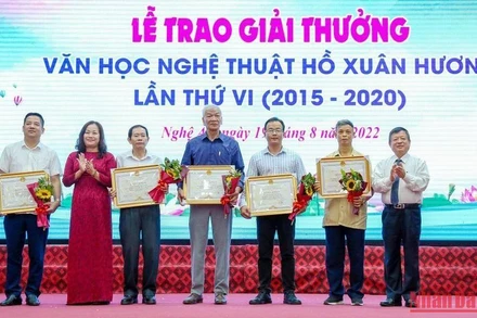 Trao giải A cho các tác giả.
