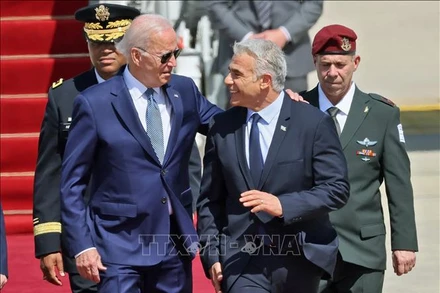 Tổng thống Mỹ Joe Biden (trái) và Thủ tướng Israel Yair Lapid tại lễ đón ở sân bay Ben Gurion, Israel, ngày 13/7/2022. (Ảnh: AFP/TTXVN)