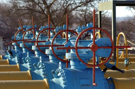 Trạm nhiên liệu gần biên giới giữa Ukraine và Ba Lan tại khu vực Drozdovychi, cách Lviv (Ukraine) 120km về phía tây. (Ảnh: REUTERS)