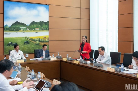 Quang cảnh thảo luận tại Tổ 8. (Ảnh: THỦY NGUYÊN)