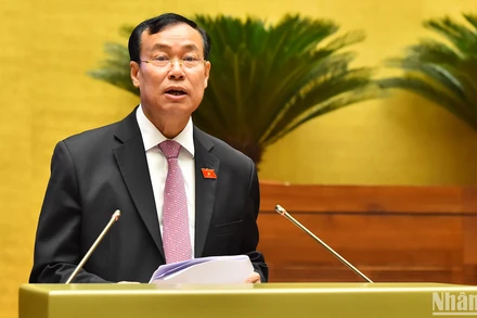 Ủy viên Ủy ban Thường vụ Quốc hội, Chủ nhiệm Ủy ban Quốc phòng và An ninh của Quốc hội Lê Tấn Tới trình bày Báo cáo giải trình, tiếp thu, chỉnh lý dự thảo Luật Lực lượng tham gia bảo vệ an ninh, trật tự ở cơ sở. (Ảnh: THỦY NGUYÊN)