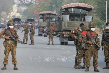 Binh sĩ Myanmar gác trên đường phố tại Naypyidaw. (Ảnh tư liệu: AFP/TTXVN)