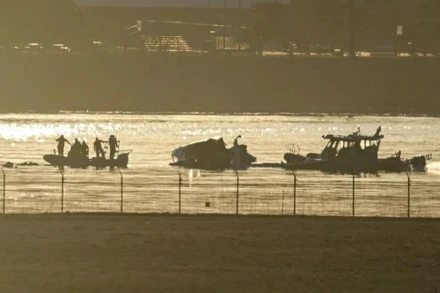 Lực lượng cứu hộ và thợ lặn tìm kiếm các nạn nhân trong vụ va chạm máy bay chở khách của Hãng hàng không American Airlines với trực thăng Black Hawk của quân đội Mỹ gần sân bay quốc gia Reagan Washington, ngày 30/1/2025. (Ảnh: AA/TTXVN)