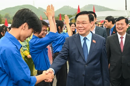 Chủ tịch Quốc hội Vương Đình Huệ và các đại biểu tham dự chương trình. 