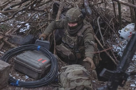 Quân nhân Ukraine chuẩn bị điều khiển máy bay không người lái gần thị trấn Avdiivka, Donetsk, ngày 20/2/2024. (Ảnh: Reuters) 