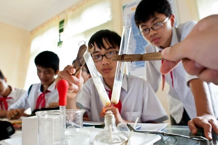 Học sinh lớp 9A, Trường trung học cơ sở Đồng Tiến, huyện Phổ Yên, tỉnh Thái Nguyên, thực hành trong phòng thí nghiệm được ADB tài trợ. (Ảnh minh họa: ADB) 